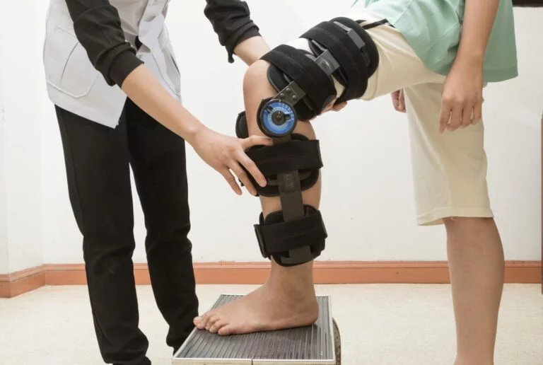 image of a patient that went through knee surgery and is now doing post-op therapy