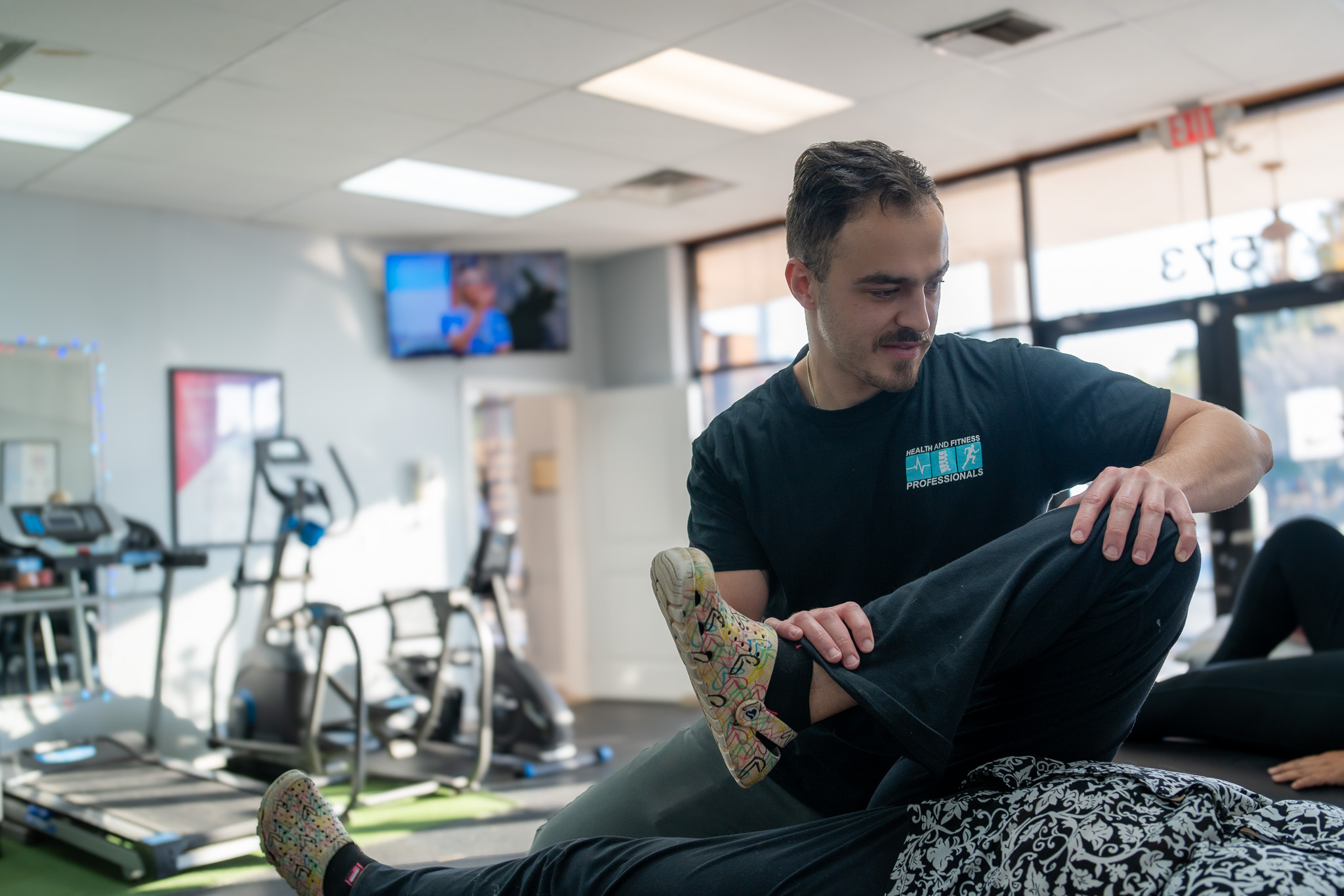 image of a physical therapist working with a patient in woodbridge nj